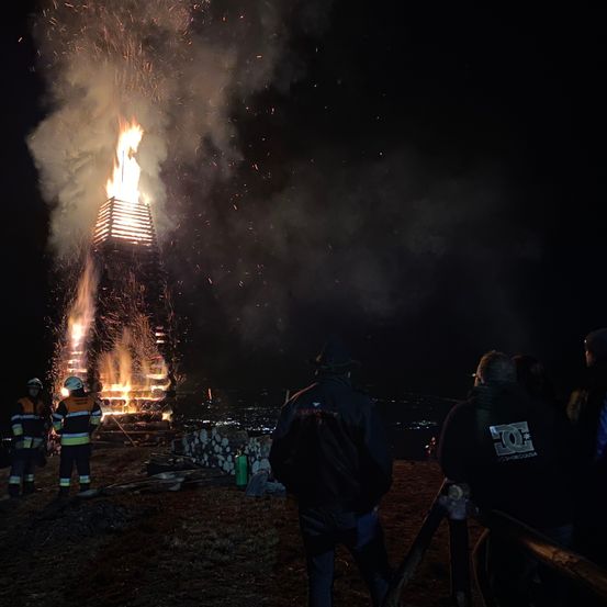 Bild enthält, Fire, Flame, Adult, Male, Man, Person, Female, Woman, Bonfire