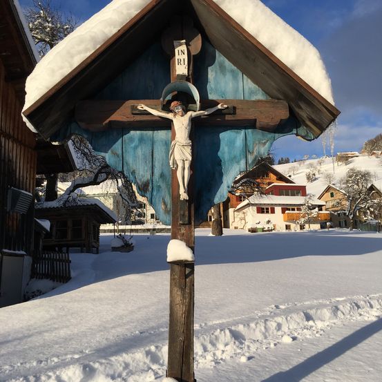 Bild enthält, Cross, Symbol, Person, Architecture, Building, Outdoors, Shelter, Crucifix, Nature