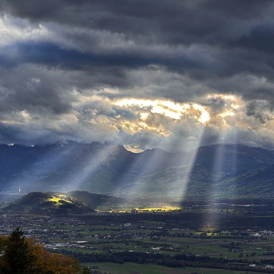 Bild enthält, Sunlight, Flare, Light, Nature, Outdoors, Sky, Scenery, Cloud, Mountain Range, Cumulus