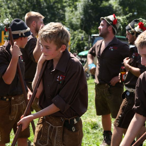 Bild enthält, People, Person, Adult, Male, Man, Firearm, Rifle, Shorts, Shoe, Face