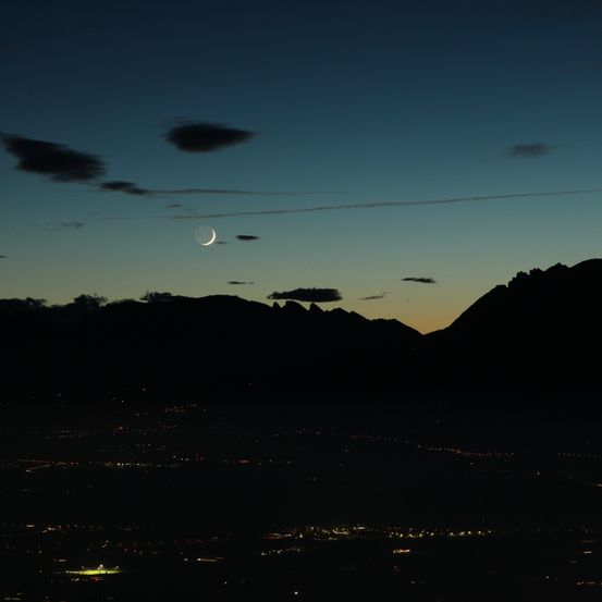Bild enthält, Nature, Night, Outdoors, Astronomy, Moon, Silhouette, Starry Sky