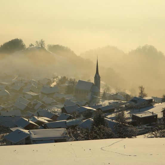 Bild enthält, Spire, Tower, Nature, Outdoors, Weather, Neighborhood, Countryside, Scenery, Mountain Range, Fog