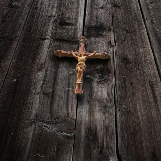 Bild enthält, Cross, Symbol, Wood, Person, Crucifix
