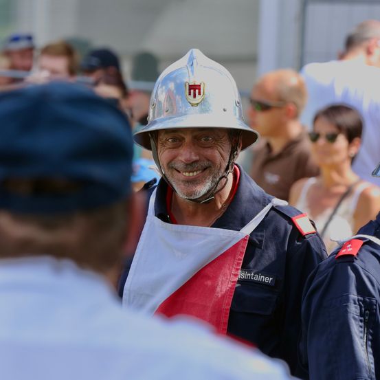 Bild enthält, Hardhat, Helmet, Adult, Male, Man, Person, Glasses, Hat, People, Face