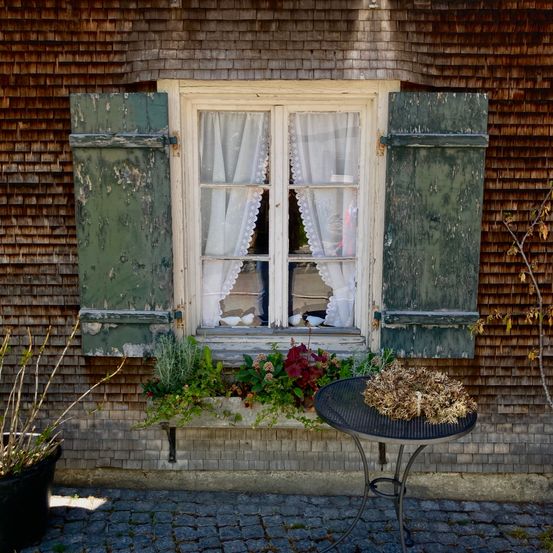 Bild enthält, Path, Road, Cobblestone, Brick, Walkway, Flagstone, Plant, Home Decor, Building, Window