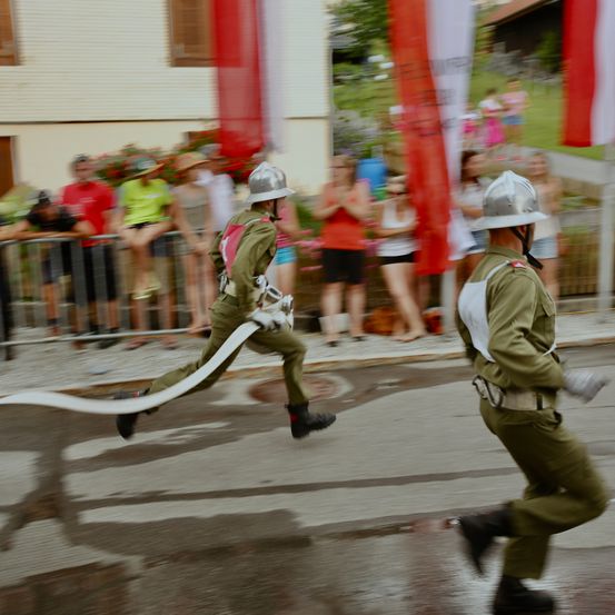 Bild enthält, People, Person, Adult, Male, Man, Footwear, Shoe, Shorts, Hardhat, Helmet