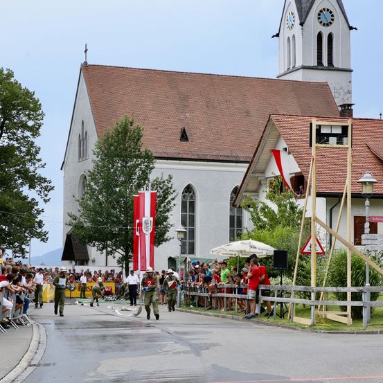 Bild enthält, Building, Clock Tower, Tower, Neighborhood, Person, City, People, Roof, Shorts, Road