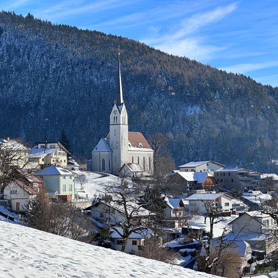 Bild enthält, Building, Spire, Nature, Outdoors, Monastery, Countryside, Rural, Cityscape, Village, Fir