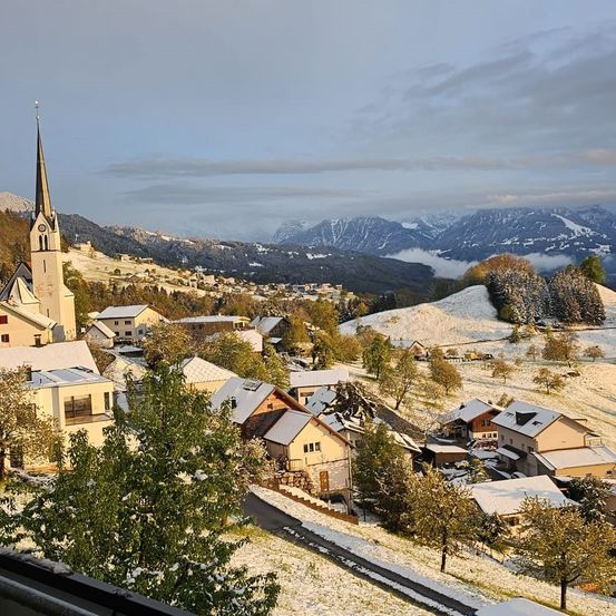 Bild enthält, Nature, Outdoors, Countryside, Rural, Village, Architecture, Building
