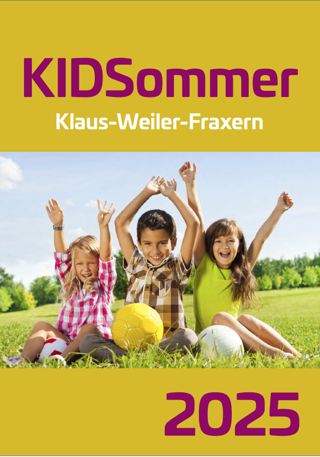 Ein Poster mit dem Titel 'KIDSSommer' zeigt drei Kinder auf der Wiese mit Fußballbällen. Das Jahr 2025 steht darunter.