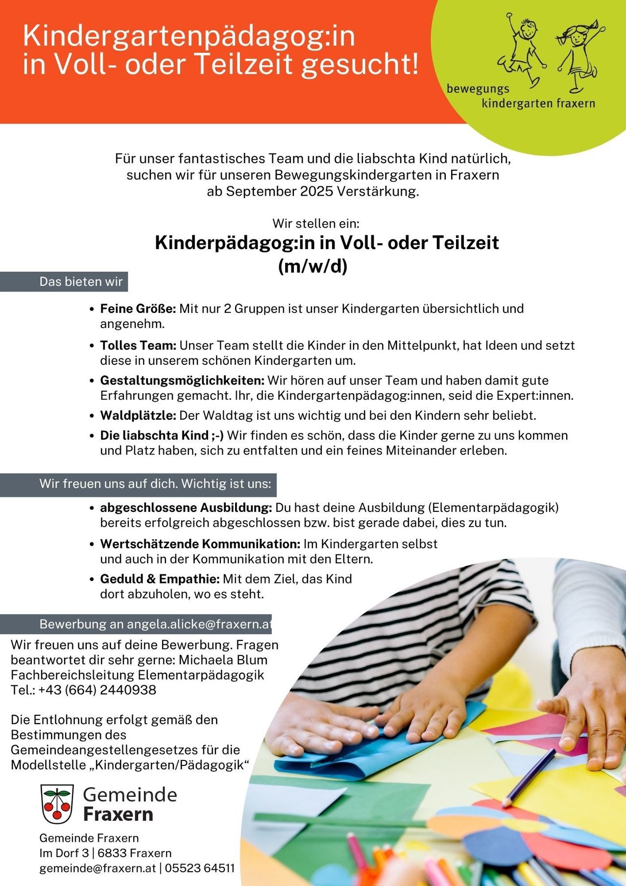 Das Bild zeigt ein Einstellungsposter für einen Kindergarten. Es betont die Bedeutung einer abgeschlossenen Grundschulausbildung, wertvoller Kommunikationsfähigkeiten und Geduld & Empathie. Der Kindergarten betont eine kleine Größe, ein engagiertes Team und den Spaß der Kinder. Die Bewerbung sollte an eine bestimmte E-Mail-Adresse gesendet werden.