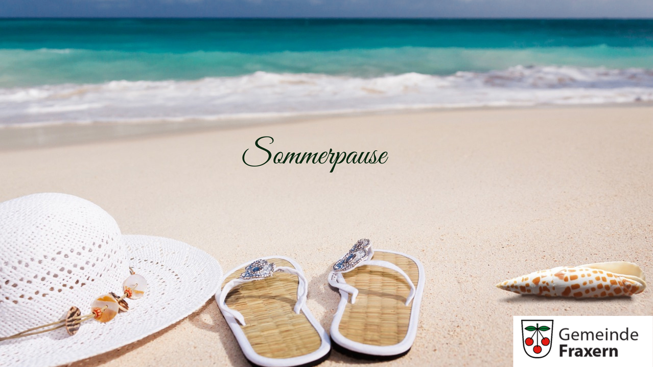 Zwei weiße Flip-Flops mit dekorativen Schnallen liegen auf einem sandigen Strand mit Meer im Hintergrund. Daneben liegt ein weißer Sonnenhut. Das Wort Sommerpause ist in kursiver Schrift über den Flip-Flops geschrieben.