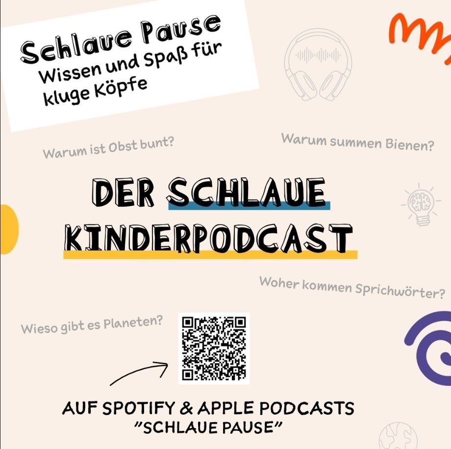 Ein farbenfrohes Poster, das einen Kinderpodcast bewirbt. Es zeigt einen QR-Code, Kopfhörer und eine Glühbirne. Der Text ist auf Deutsch.