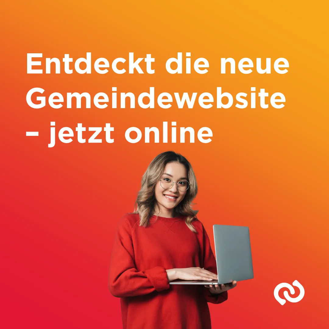 Eine Frau mit Brille und einem roten Pullover hält einen Laptop in den Händen vor einem orangefarbenen Hintergrund. Der Text lautet 'Entdecke die neue Gemeindewebsite - jetzt online'.