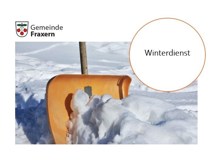 Schneeschaufel auf Schnee mit der Aufschrift 'Winterdienst', eine Werbung für Winterdienst von Gemeinde Fraxern.