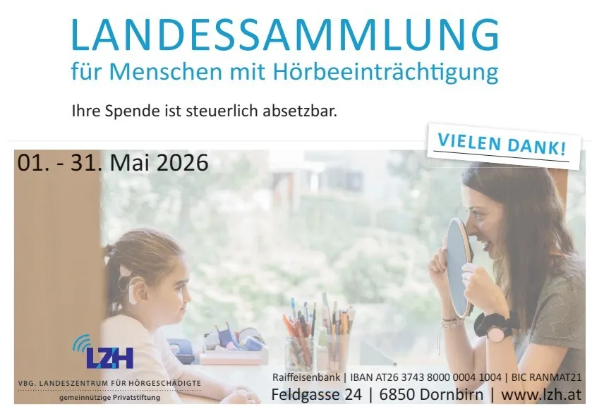 Ein Plakat mit einer Frau und einem Mädchen, wahrscheinlich im Zusammenhang mit Hörgeräten. Das Plakat lautet 'LANDESSAMMLUNG für Menschen mit Hörbeeinträchtigung.' Spenden sind steuerlich absetzbar. Daten: 1. Mai bis 31. Mai 2026. Bankdaten angegeben.