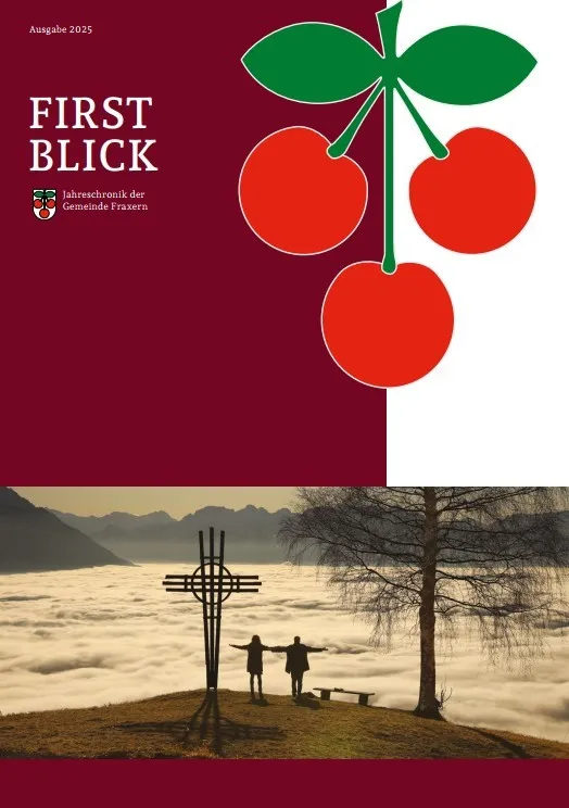Die 2025er Ausgabe von 'First Blick', einer Jahreschronik von Fraxern, mit einem Kirschsymbol und einem Bild von zwei Personen in der Nähe eines Kreuzes und eines Baumes in einer nebligen Landschaft.