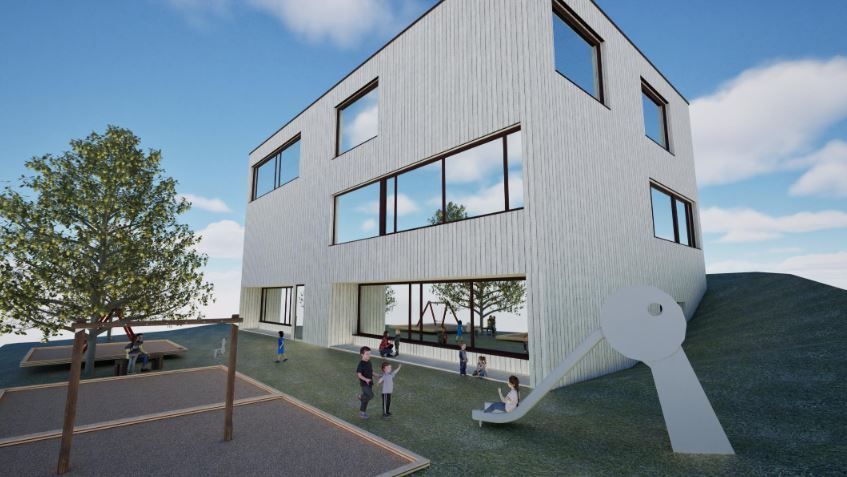 Eine künstlerische Darstellung zeigt ein modernes, weißes Gebäude mit großen Fenstern und einem Spielplatz davor. Kinder spielen auf einem Rutschbrett und einer Wippe unter einem blauen Himmel.