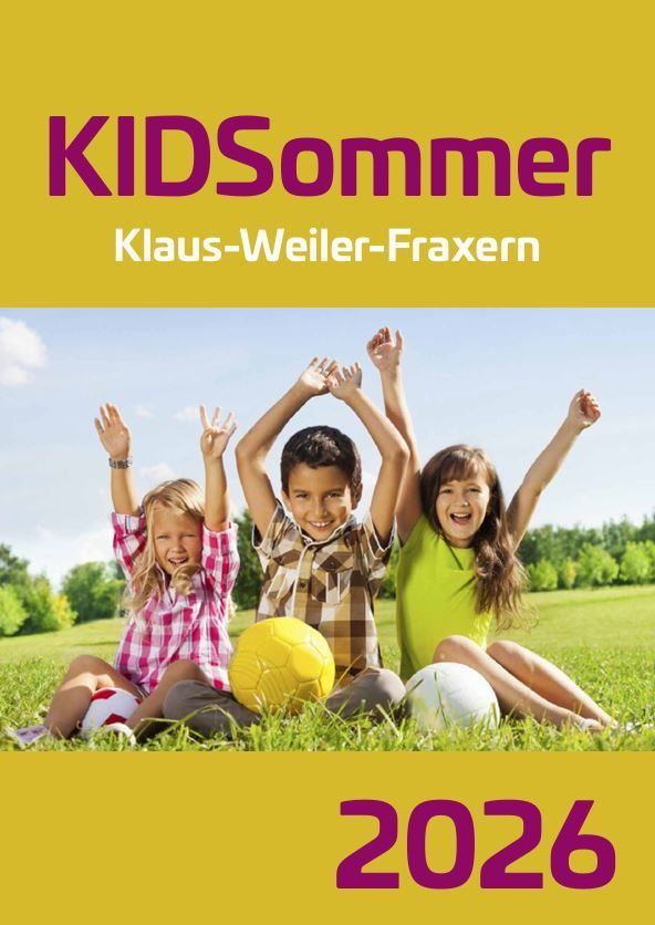 Ein Werbeposter für ein Kindersommercamp. Drei Kinder sitzen auf dem Gras mit Fußballbällen und erhobenen Armen. Der Poster zeigt den Titel 'KIDSommer' und das Jahr 2026.