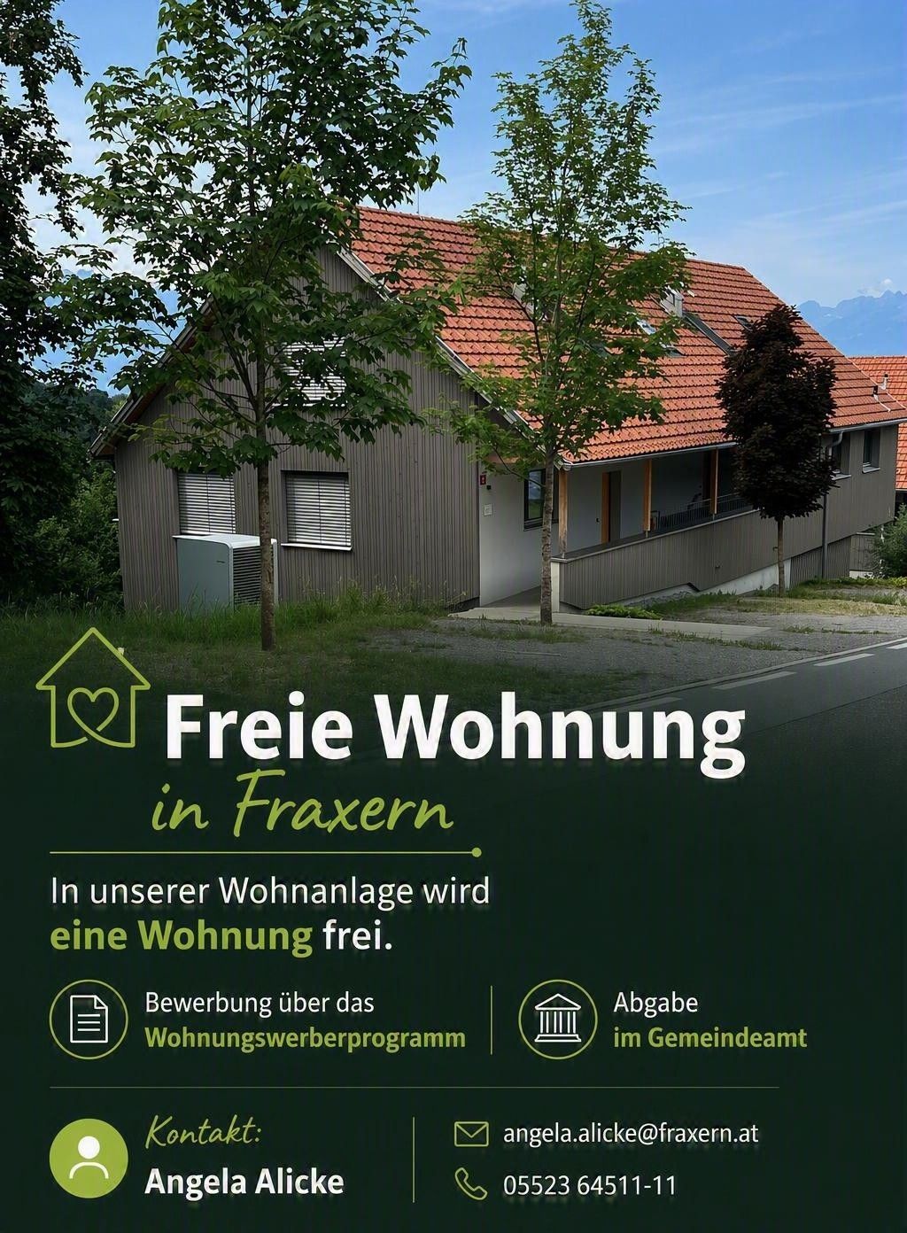 Ein Haus mit einem roten Dach und Fenstern wird mit dem Text 'Freie Wohnung in Fraxern' angezeigt. Vor dem Haus steht ein Baum. Das Haus hat ein Logo mit einem Herzsymbol auf der linken Seite. Der Text 'Abgabe im Gemeindeamt' steht auf der rechten Seite.