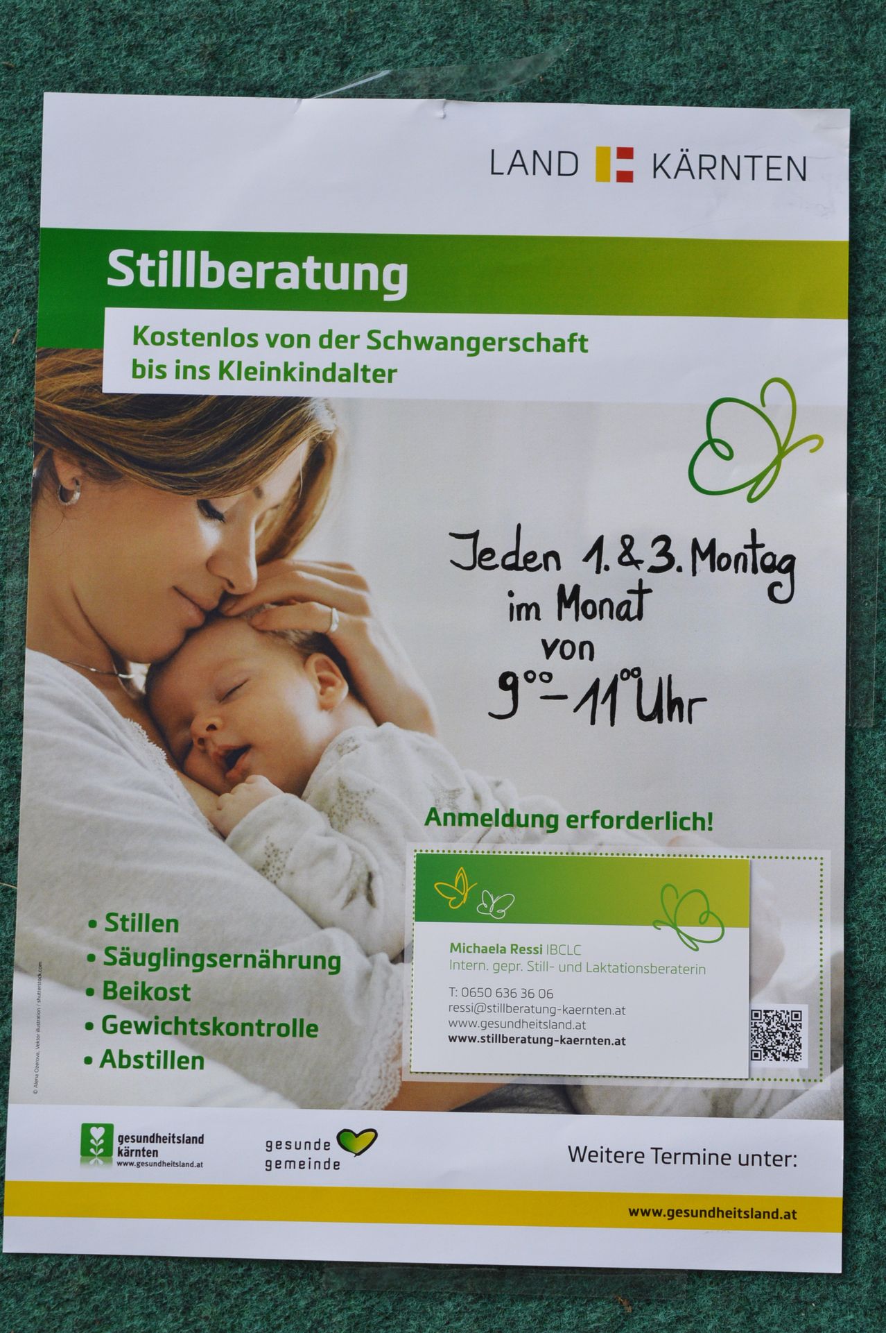 Ein Plakat bewirbt kostenlose Stillberatung von der Schwangerschaft bis zum Kleinkindalter. Es listet Dienstleistungen wie Stillen, Säuglingsernährung, Snacks, Gewichtskontrolle und Abstillen auf. Kontaktinformationen sind angegeben.