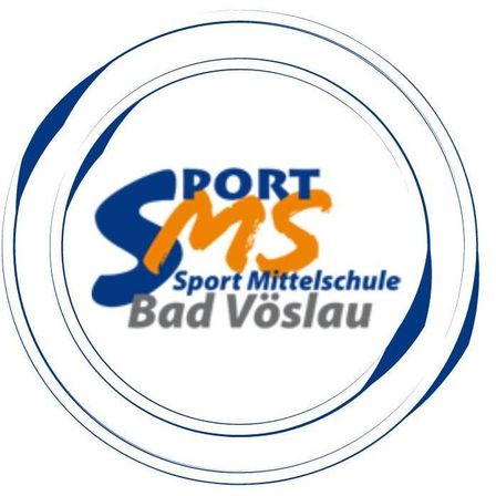 Das Logo für Sport Mittelschule Bad Vöslau, dargestellt in Blau und Orange mit einem kreisförmigen Design. Das Wort 'SPORT' ist prominent in Blau, gefolgt von 'Sport Mittelschule' in kleinerer Schrift und 'Bad Vöslau' in fetter Schrift darunter.