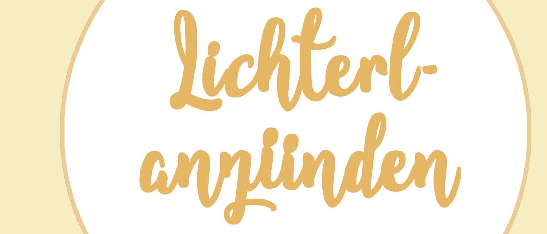 Eine Werbung für die 'Lichterlanzeugen'-Veranstaltung am 30. November 2025 um 15 Uhr auf dem festlichen Dorfplatz von Kroisegg. Rote Weihnachtskugeln und Schneeflocken schmücken den Hintergrund.