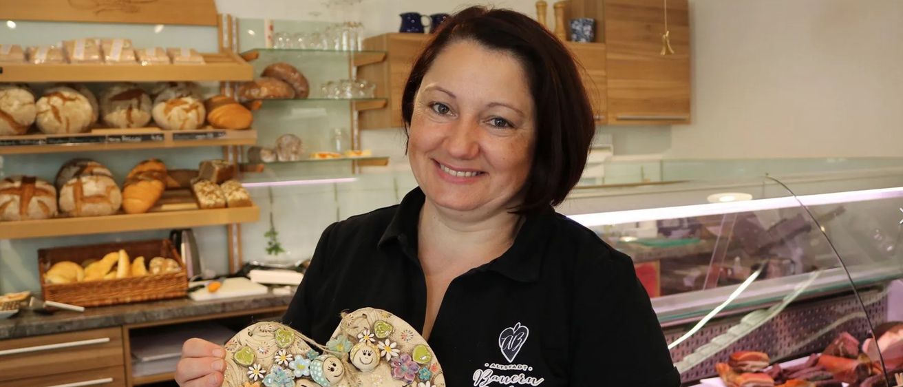 Bild enthält, Adult, Female, Person, Woman, Shop, Face, Bread, Ring