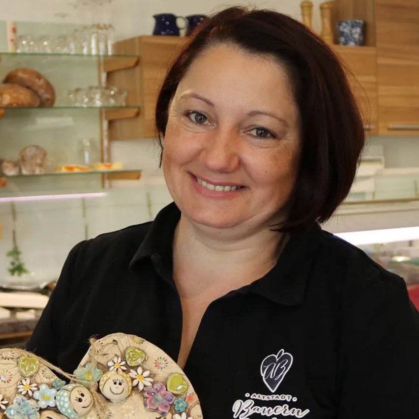 Bild enthält, Adult, Female, Person, Woman, Shop, Face, Bread, Ring