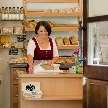 Bild enthält, Shop, Bread, Adult, Female, Person, Woman, Indoors, Face, Market, Grocery Store
