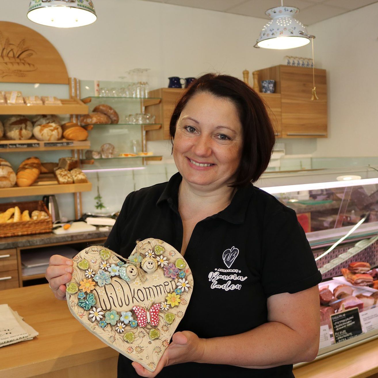 Bild enthält, Adult, Female, Person, Woman, Shop, Face, Head, Portrait, Lamp, Bread