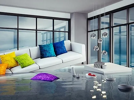 Ein überflutetes Wohnzimmer mit einem Sofa, Kissen und einem schwimmenden Couchtisch.