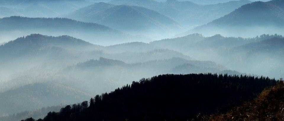 Bild enthält, Nature, Outdoors, Weather, Mountain, Mountain Range, Peak, Scenery, Fog, Vegetation, Woodland