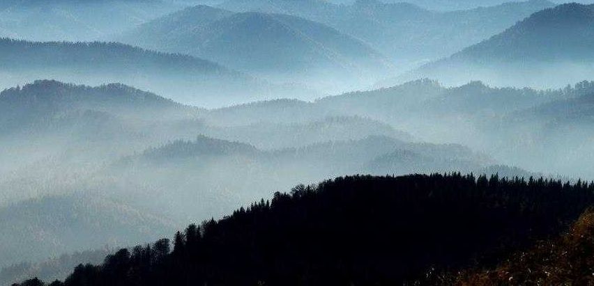 Bild enthält, Nature, Outdoors, Weather, Mountain, Mountain Range, Peak, Scenery, Fog, Vegetation, Woodland