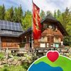 Bild enthält, Electrical Device, Solar Panels, Architecture, Building, Housing, House, Flag, Cabin