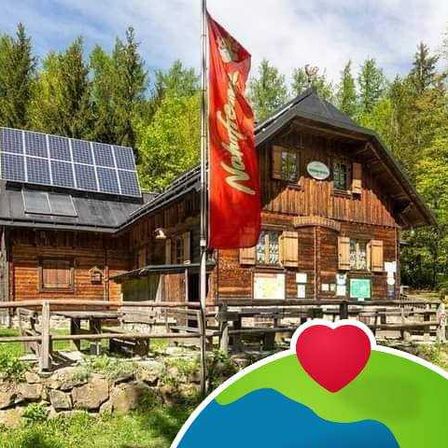 Bild enthält, Electrical Device, Solar Panels, Architecture, Building, Housing, House, Flag, Cabin