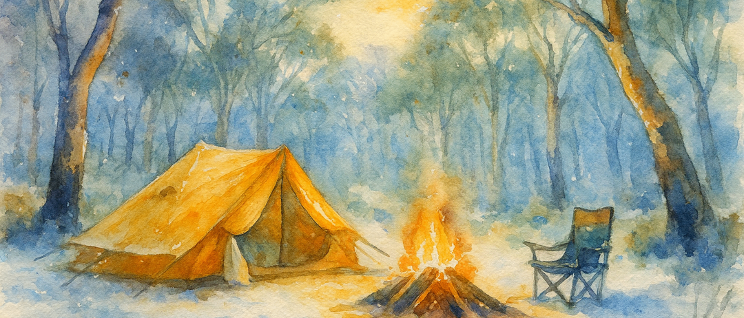 Ein Aquarell zeigt ein Zelt in einem verschneiten Wald, davor ein Feuer und ein Klappstuhl.