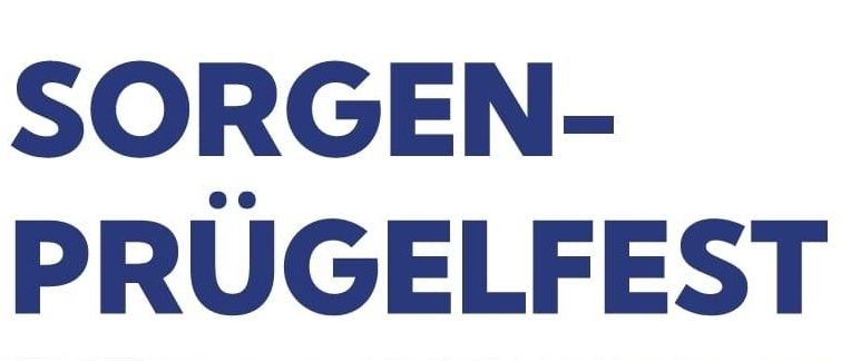 Eine Frau steht neben einem Lagerfeuer auf einem öffentlichen Platz, um sie herum versammelt sich die Menge, einige sitzen an Tischen. Die Veranstaltung heißt Prugelfest, geplant für den 31.12.2025, 11:00 Uhr bis 17:00 Uhr. Es beinhaltet ein festliches Programm für Groß und Klein, Essen und Getränke und eine Feier des alten Jahres.