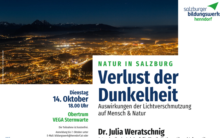 Plakat für eine Veranstaltung mit dem Titel 'Verlust der Dunkelheit'. Es zeigt eine beleuchtete Stadtlandschaft bei Nacht. Das Datum und die Uhrzeit der Veranstaltung sind der 14. Oktober um 18:00 Uhr. Die Veranstaltung befasst sich mit den Auswirkungen der Lichtverschmutzung auf Mensch und Natur.