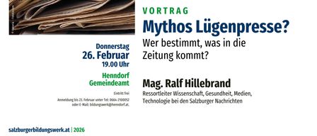 Ein Flyer mit einem Stapel Zeitungen auf einem Holztisch. Der Text lautet 'Mythos Lugenpresse' und 'Wer bestimmt, was in die Zeitung kommt?' Der Flyer handelt von einem Vortrag am 26. Februar um 19.00 Uhr von Mag. Ralf Hillebrand.
