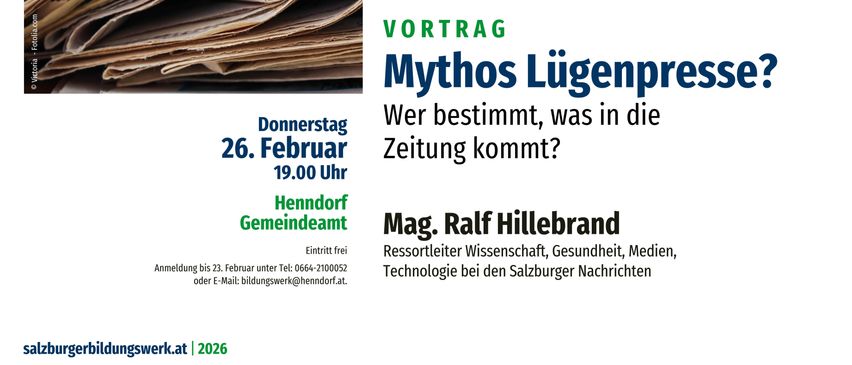 Ein Flyer mit einem Stapel Zeitungen auf einem Holztisch. Der Text lautet 'Mythos Lugenpresse' und 'Wer bestimmt, was in die Zeitung kommt?' Der Flyer handelt von einem Vortrag am 26. Februar um 19.00 Uhr von Mag. Ralf Hillebrand.