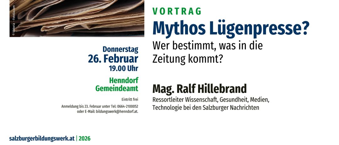 Ein Flyer mit einem Stapel Zeitungen auf einem Holztisch. Der Text lautet 'Mythos Lugenpresse' und 'Wer bestimmt, was in die Zeitung kommt?' Der Flyer handelt von einem Vortrag am 26. Februar um 19.00 Uhr von Mag. Ralf Hillebrand.