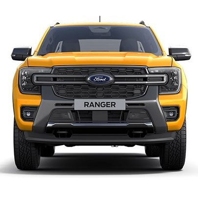 Die Vorderseite eines gelben Ford Ranger SUV mit schwarzen Akzenten, Scheinwerfern und einem Kühlergrill mit Ford-Logo. Der Stoßfänger hat einen schwarzen Akzent.