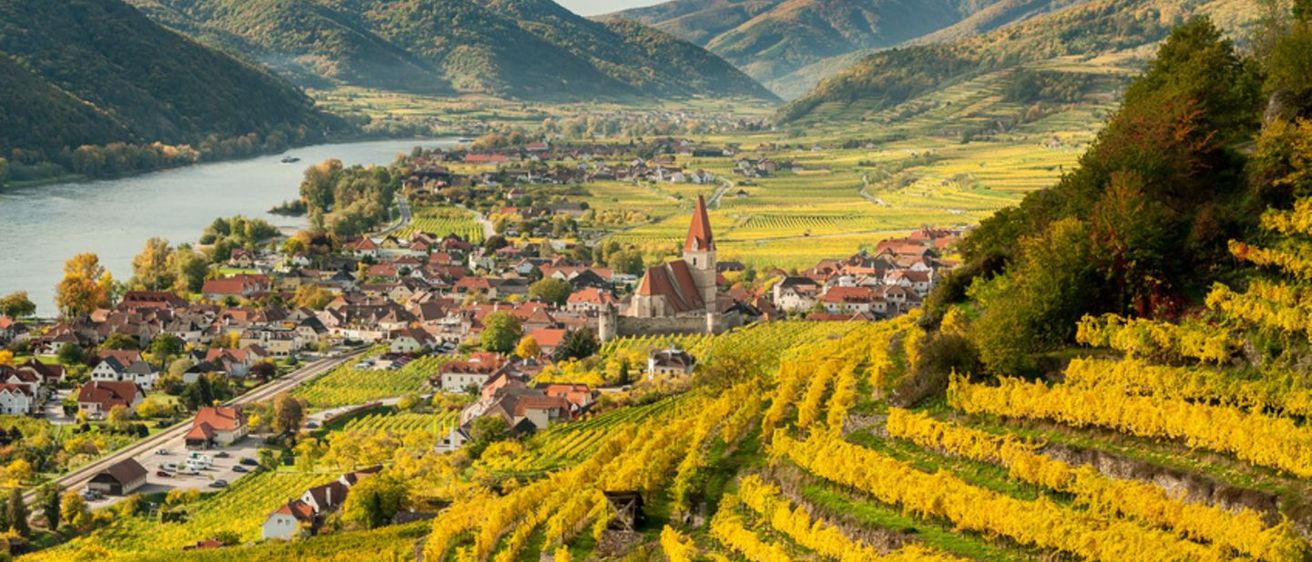 Bild enthält, Nature, Outdoors, Countryside, Rural, Village, Scenery, Aerial View, Farm, Architecture, Building