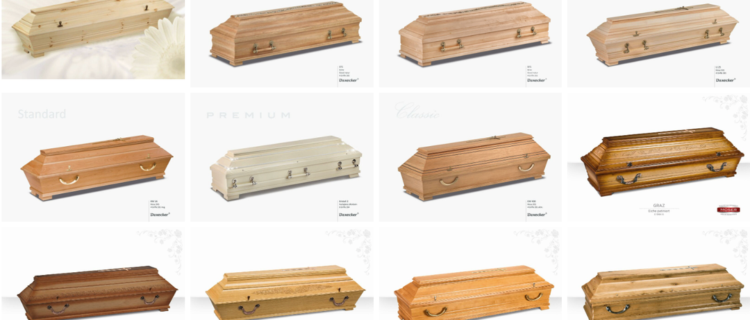 Eine Collage verschiedener Holzsärge in verschiedenen Designs und Farben. Sie sind mit Namen wie 'Premium', 'Classic' und 'Standard' beschriftet. Einige sind schlicht, während andere mit kunstvollen Schnitzereien verziert sind. Sie sind auf einem weißen Blumenhintergrund platziert.