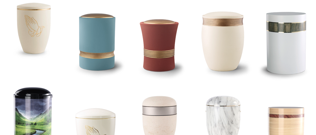 Eine Sammlung von Urnen mit verschiedenen Designs, einschließlich Goldverzierungen, Blumenmotiven und religiösen Symbolen. Sie sind auf weißem Hintergrund in verschiedenen Größen und Farben dargestellt.