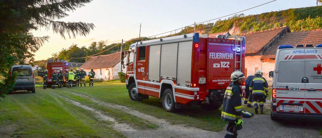 Bild enthält, Truck, Vehicle, Helmet, Person, Car, Machine, Wheel, Clothing, Glove, Shoe