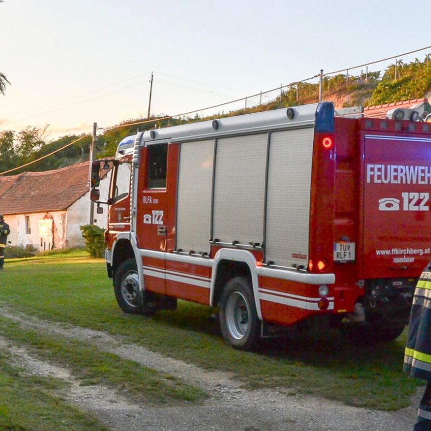Bild enthält, Truck, Vehicle, Helmet, Person, Car, Machine, Wheel, Clothing, Glove, Shoe