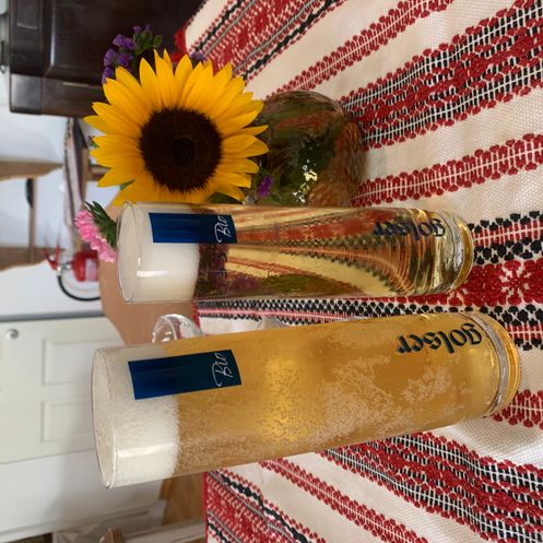 Bild enthält, Beer, Flower, Flower Arrangement, Flower Bouquet, Bottle, Sunflower, Daisy, Interior Design, Can, Perfume