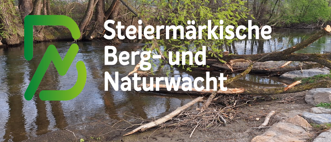 Ein Fluss mit Wasser, Bäumen und Felsen. Die Worte 'Steiermarkische Berg- und Naturwacht' sind in Weiß auf schwarzem Hintergrund geschrieben.